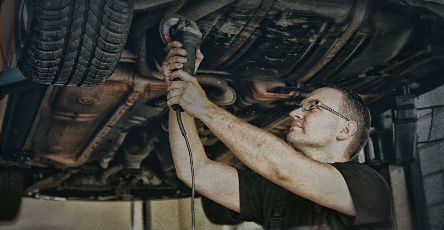 Mechaniker von Viking Motors bei einer Reparatur an der Fahrzeugunterseite
